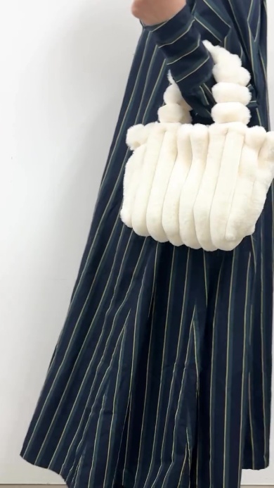 ふわもこかわいいハンドバッグ