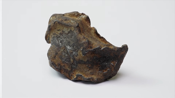 鉄隕石を鏡のようにピカピカに磨く