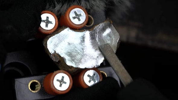 鉄隕石を鏡のようにピカピカに磨く