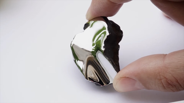 鉄隕石を鏡のようにピカピカに磨く