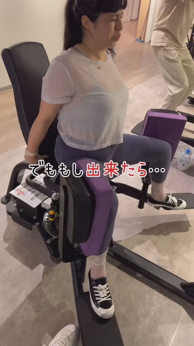 ダイエットのため運動をする女性