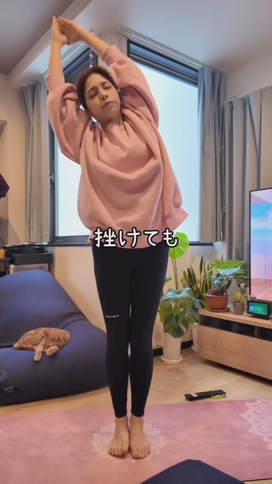 ダイエットのため運動をする女性