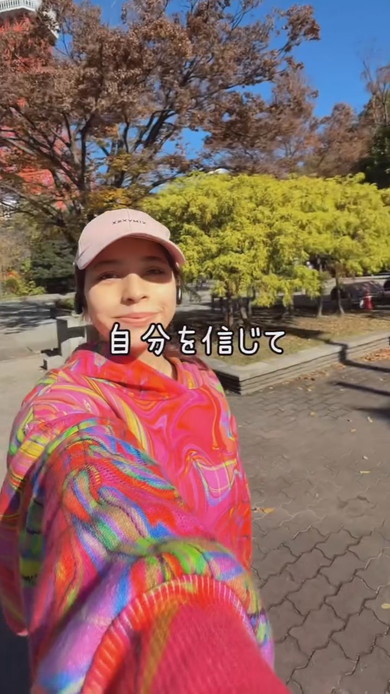 ダイエットのため運動をする女性