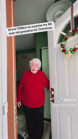 突然訪問してきた孫と対面する祖母