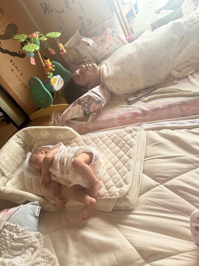 赤ちゃんとパパが寝ている横でママがしたいたずら