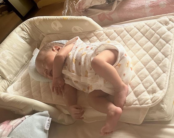 赤ちゃんとパパが寝ている横でママがしたいたずら