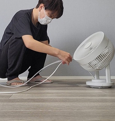 コードを巻きつける飼い主