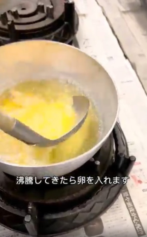 出汁の中に溶き卵を投入