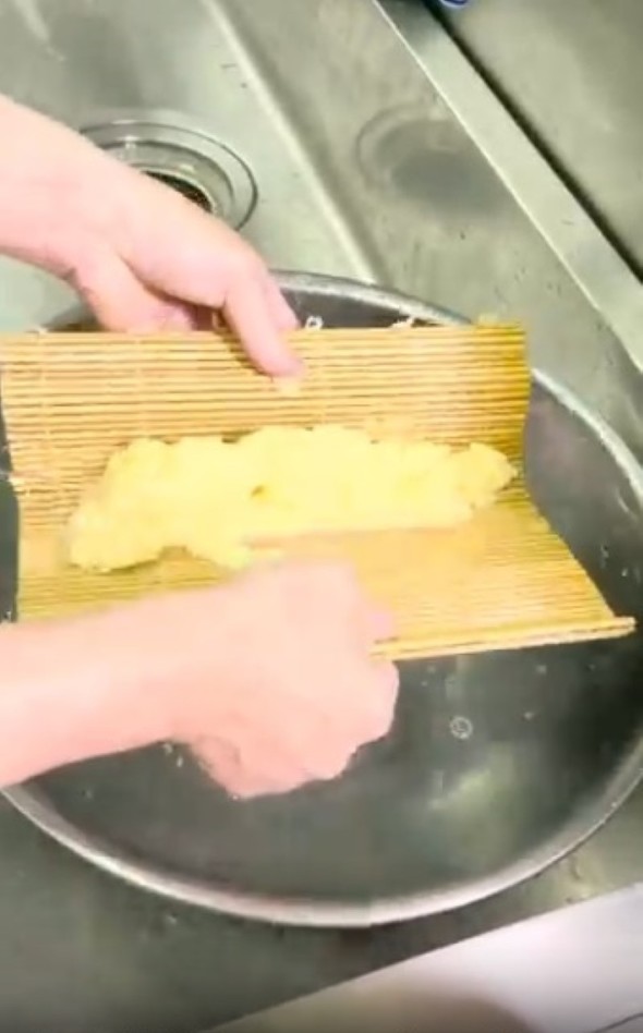 水に卵を入れる作業