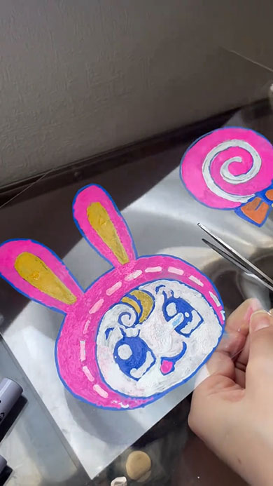 プラ板をカットするところ