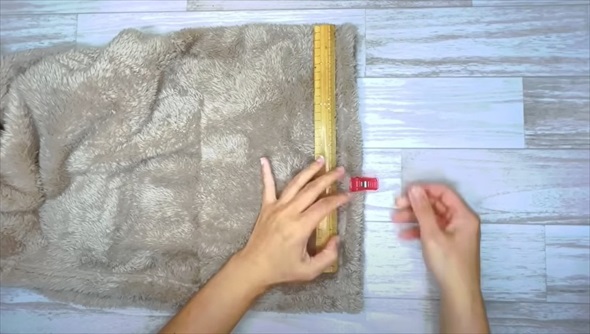 ダイソーのひざ掛けをあっという間にリメイク