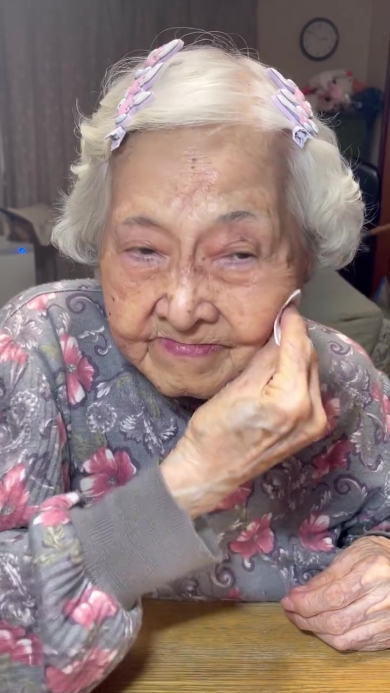 メイクをするおばあちゃん