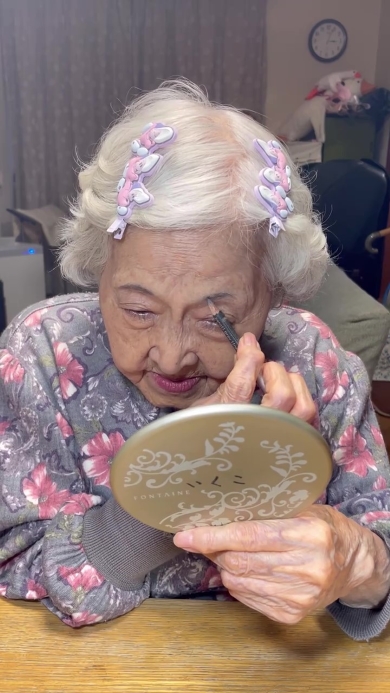 メイクをするおばあちゃん