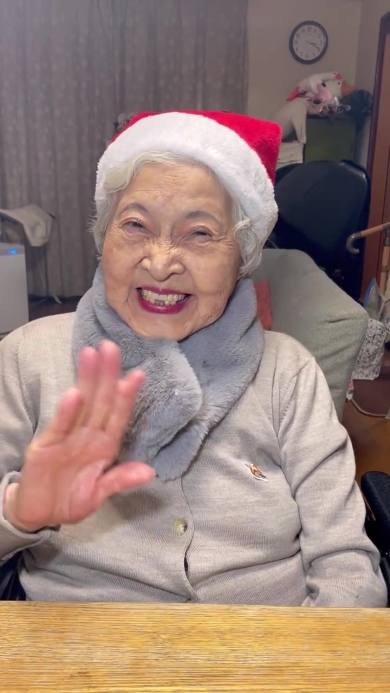 フルメイクをしたおばあちゃん