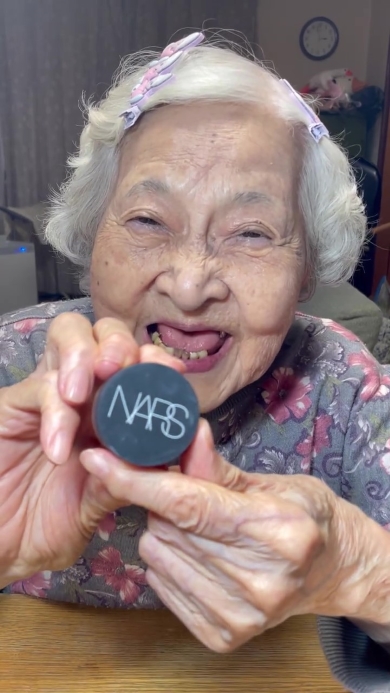 メイクをするおばあちゃん