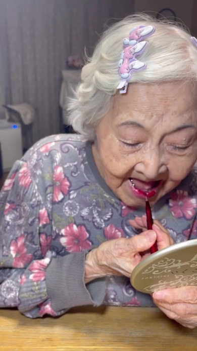 メイクをするおばあちゃん