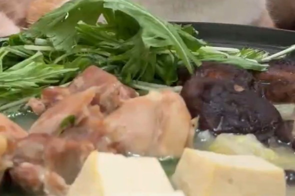 テーブルにおいた鍋