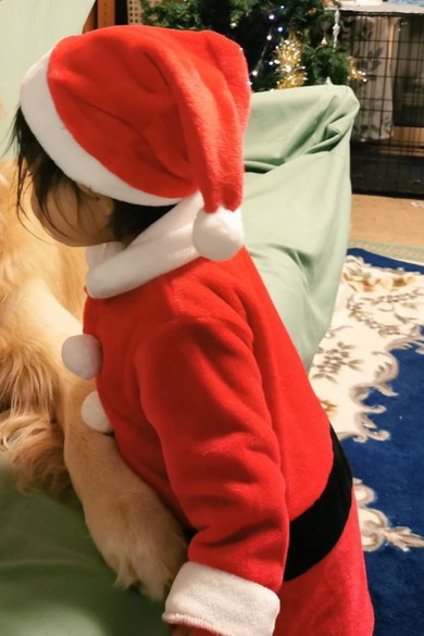 サンタクロースの服を着た2歳の女の子