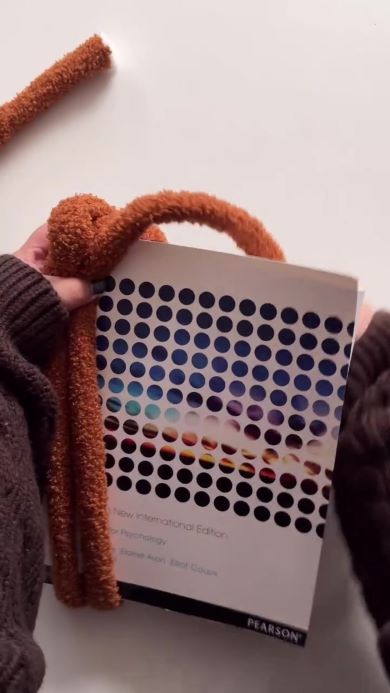 本にぐるぐる巻きつける