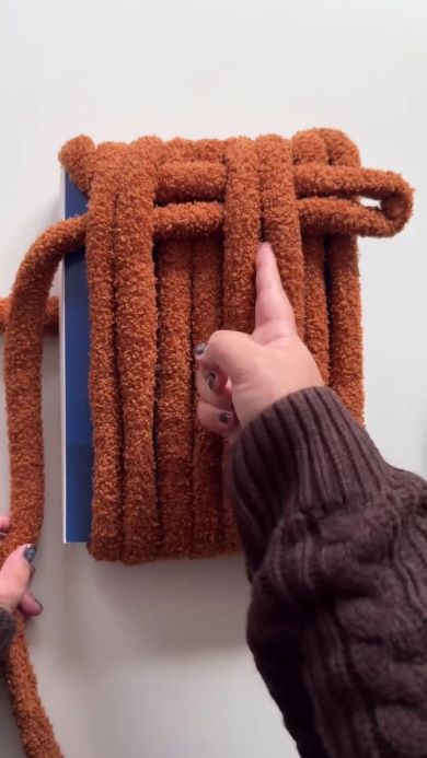 本にぐるぐる巻きつける