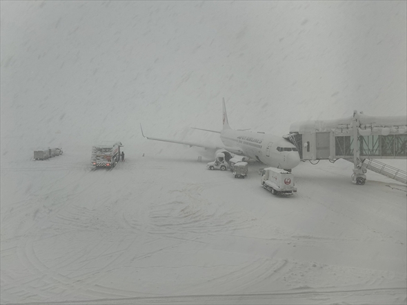 大雪が降りしきる青森空港