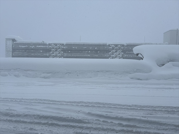 大雪が降りしきる青森空港