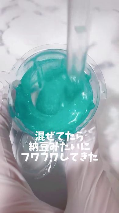 気泡が発生してしまっているレジンをかき混ぜて納豆のような仕上がりにする