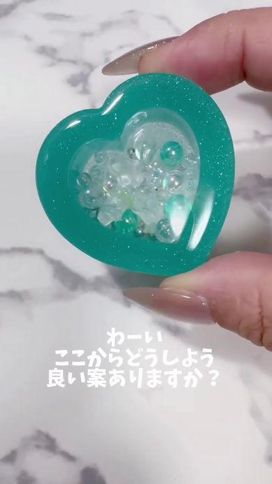 ビーズなどの小物を内包した樹脂製のアクセサリー