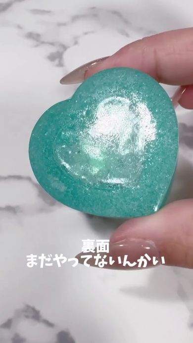 背面は手つかずな状態の樹脂製アクセサリー