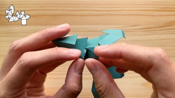 接着剤を使って展開図を貼り合わせる