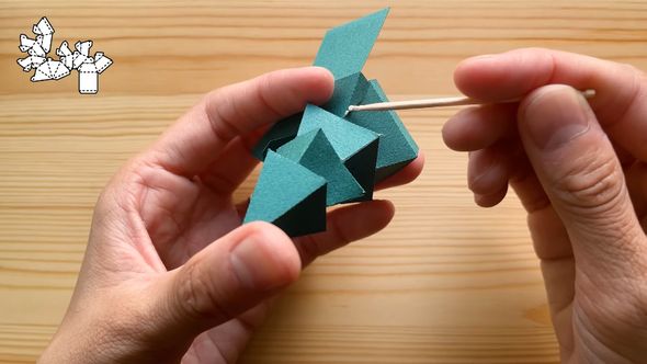 つまようじの先で接着剤を塗る