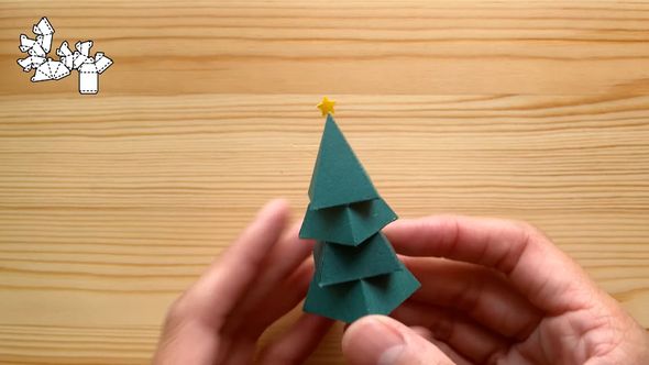 星の飾りが頂点に乗っているクリスマスツリー