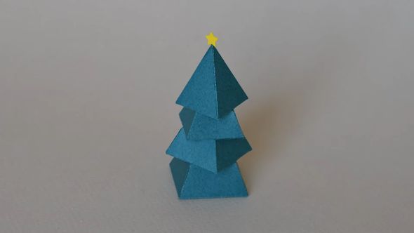 別アングルから見た紙でできているクリスマスツリー