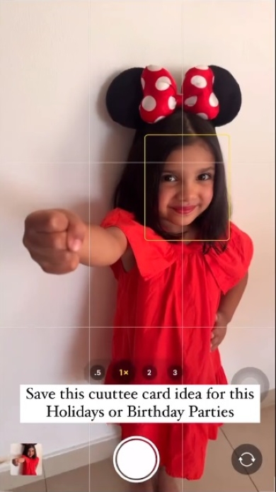 カード用の写真を撮る子ども