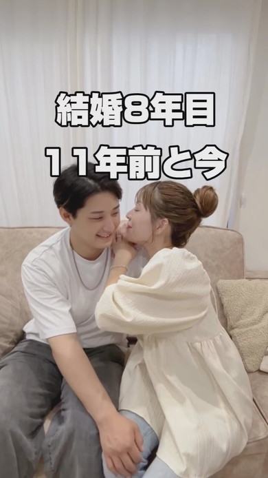 ソファに並んで座る夫婦