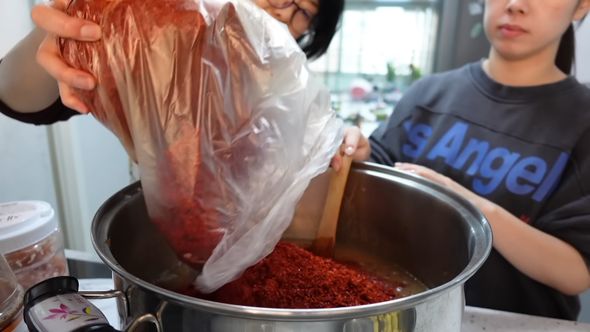 キムチ用のソースを作るため大量のトウガラシ粉を加える