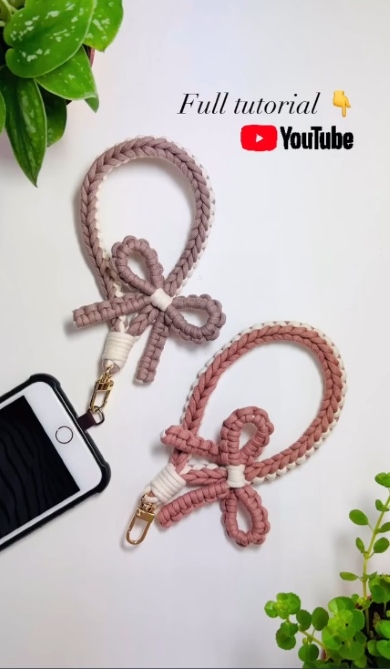 2色のスマートフォン用ストラップ