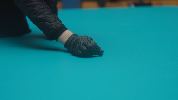 ラムネを1粒ずつ並べる様子