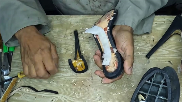 古びたサンダルがゴージャスなTストラップヒールに大変身！