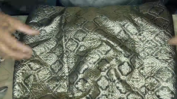 古びたサンダルがゴージャスなTストラップヒールに大変身！