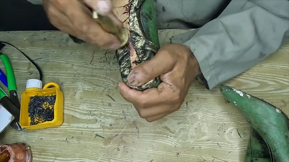 古びたサンダルがゴージャスなTストラップヒールに大変身！