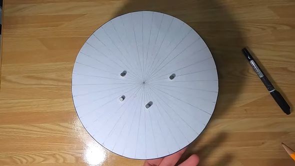 中央から外側へ向かって放射状に線が引かれている円盤