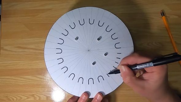 円盤を回しながら油性ペンで人の頭を描いていく