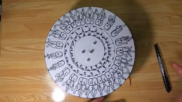 円盤に描かれた2種類のアニメーション作品が完成