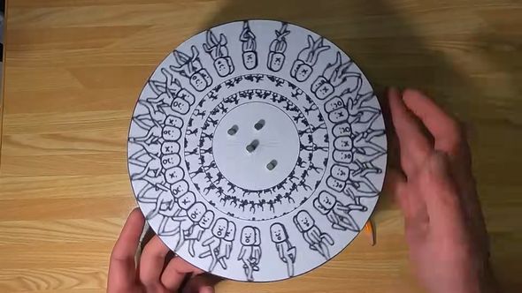 円盤を回すとすれ違う人たちと上り降りする人たちが動き出した