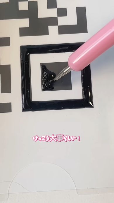 QRコードが印刷されている紙をクリアファイルに挟み上にレジンを塗る