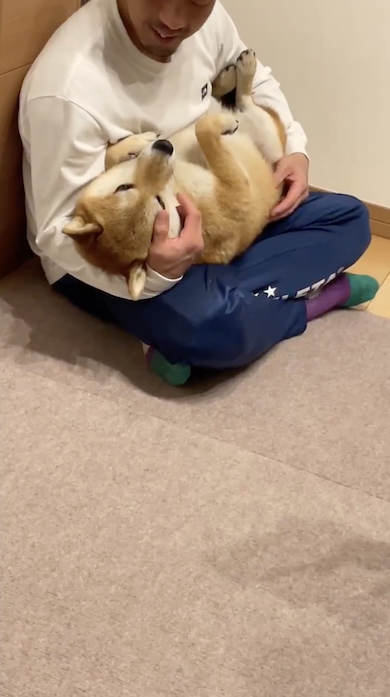 “弾き語り”される岳くん