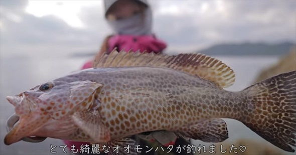 白身の天ぷらを食べたい女性がひとりで海釣りに来たら大物がヒット
