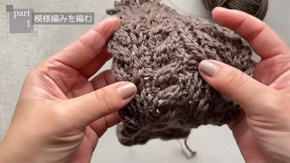 マフラーを両手で持つ