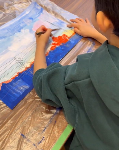 絵を描く6歳の男の子